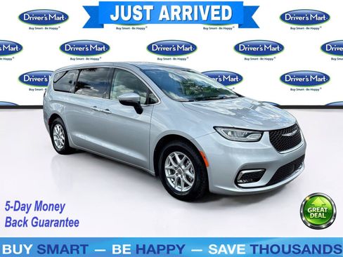 Used 2023 Chrysler Pacifica Touring-L FWD image 1