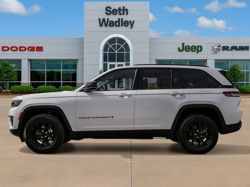 Used 2024 Jeep Grand Cherokee Altitude image 4