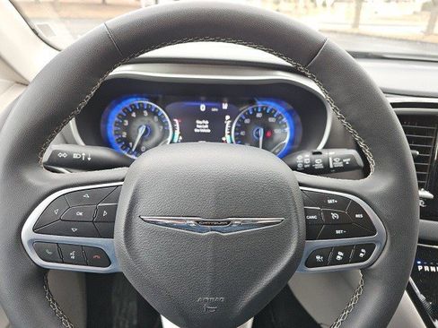 Used 2024 Chrysler Pacifica Touring-L image 21