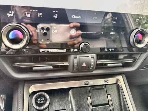 Used 2024 Lexus GX 550 w/ Accessory Package (Z1) AWD/4WD image 17