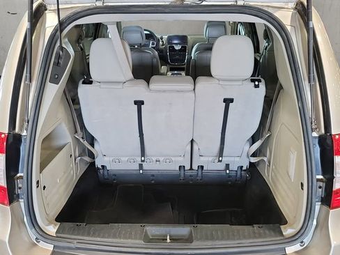 Used 2013 Chrysler Town & Country Touring-L w/ Driver Convenience Group image 7