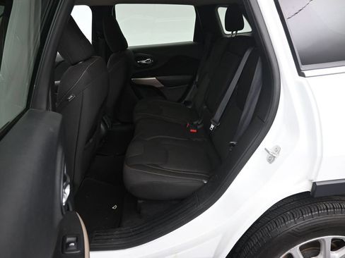 Used 2017 Jeep Cherokee Latitude FWD image 12