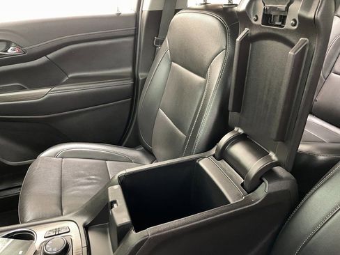 Used 2023 GMC Acadia SLT w/ Elevation Edition image 33