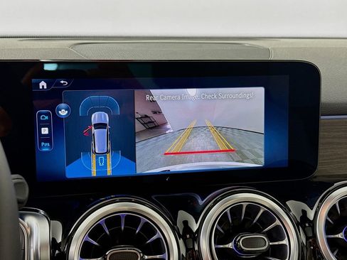 Used 2025 Mercedes-Benz GLB 250 4MATIC image 14