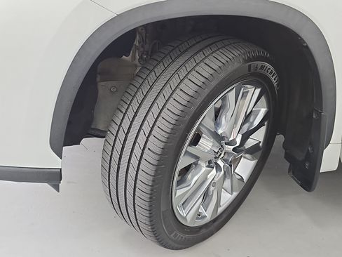 Used 2023 Toyota Highlander Limited FWD image 33