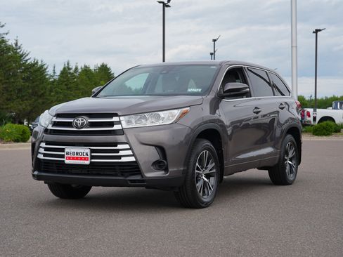 Used 2017 Toyota Highlander LE w/ Carpet Mat Package AWD/4WD image 7