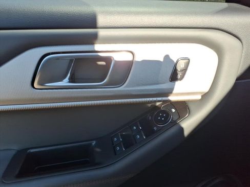 Used 2025 Ford Explorer Active image 17