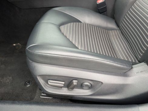 Used 2022 Toyota Camry SE image 19