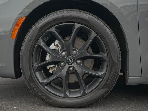 Used 2025 Chrysler Pacifica Limited image 10