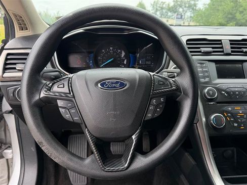 Used 2017 Ford Fusion SE FWD image 15