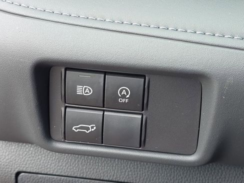 Used 2024 Toyota Highlander LE FWD image 17