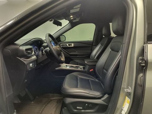 Used 2020 Ford Explorer XLT w/ Equipment Group 202A AWD/4WD image 5