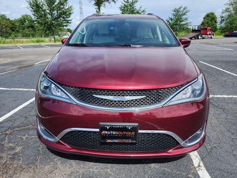 Used 2018 Chrysler Pacifica Touring-L w/ Premium Audio Group FWD image 10