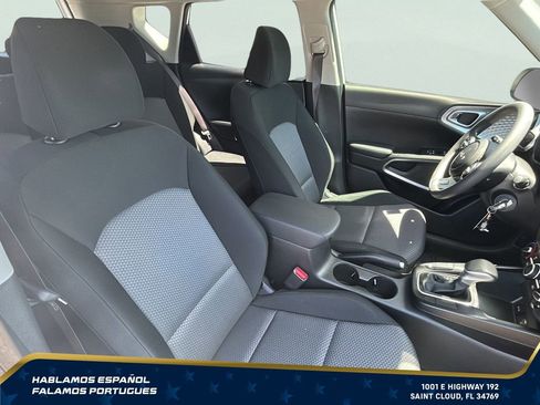 Used 2025 Kia Soul LX w/ LX Technology Package FWD image 32