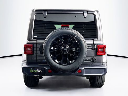 Used 2025 Jeep Wrangler Sahara image 7