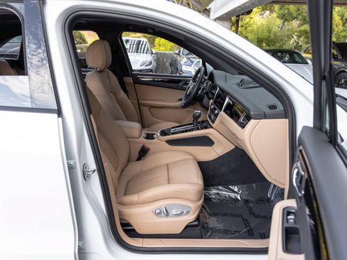 Certified 2026 Porsche Macan AWD/4WD image 56