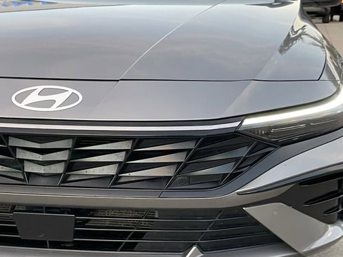 Used 2024 Hyundai Elantra Limited image 7