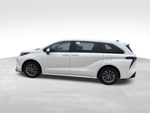 Used 2024 Toyota Sienna LE image 8