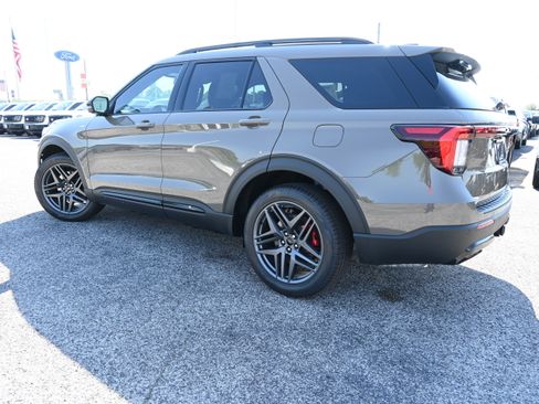 New 2026 Ford Explorer ST-Line w/ ST-Line Street Pack RWD image 7