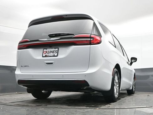 New 2026 Chrysler Pacifica Select FWD image 37