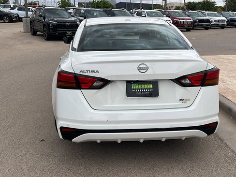 Used 2025 Nissan Altima 2.5 SV FWD image 7