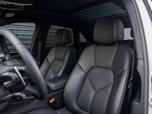 Certified 2025 Porsche Macan image 5