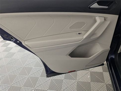 Used 2024 Volkswagen Tiguan SE image 30