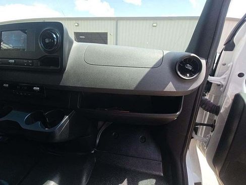 Used 2024 Mercedes-Benz Sprinter 2500 image 9