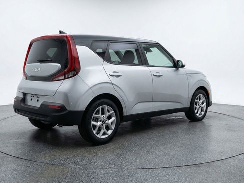 Used 2025 Kia Soul LX w/ LX Technology Package FWD image 9