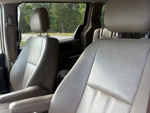 Used 2016 Chrysler Town & Country Touring FWD image 11