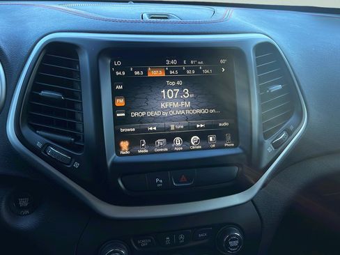 Used 2018 Jeep Cherokee Trailhawk w/ Comfort/Convenience Group AWD/4WD image 16