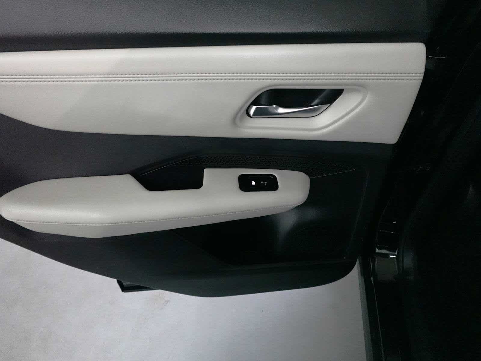 Used 2023 Nissan Ariya FWD image 25