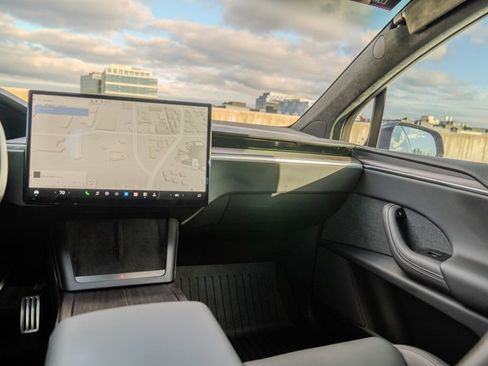 Used 2024 Tesla Model X image 22