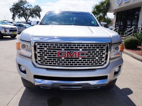 Used 2017 GMC Canyon Denali image 2