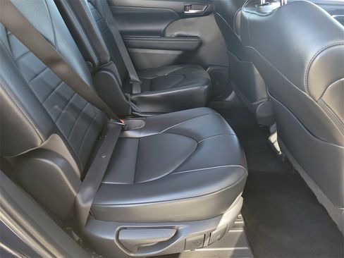 Used 2022 Toyota Highlander XLE image 20