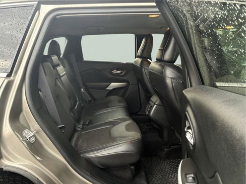 Used 2018 Jeep Cherokee Latitude Plus w/ Cold Weather Group AWD/4WD image 10