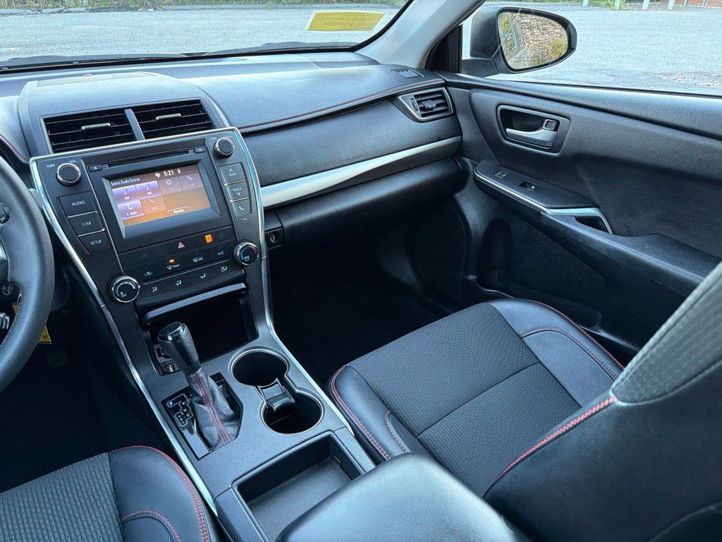 Used 2017 Toyota Camry SE w/ Moonroof Package FWD image 26