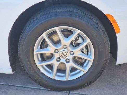 Used 2024 Chrysler Pacifica Touring-L image 39