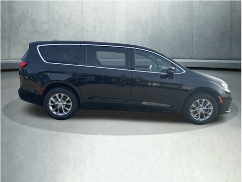 New 2026 Chrysler Pacifica Limited image 6