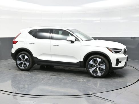 Used 2025 Volvo XC40 B5 Plus AWD/4WD image 8