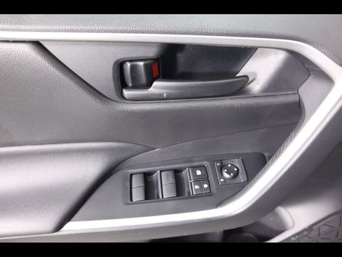 Used 2020 Toyota RAV4 LE image 21