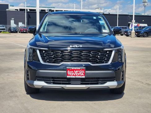 Used 2025 Kia Sorento LX image 2