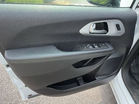 Used 2025 Chrysler Pacifica Limited FWD image 14