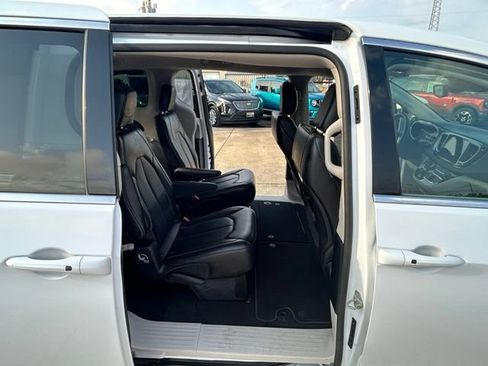 Used 2024 Chrysler Pacifica Touring-L FWD image 10
