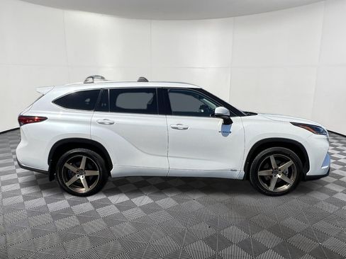 Used 2021 Toyota Highlander XLE AWD/4WD image 7