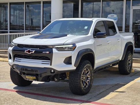 Used 2024 Chevrolet Colorado ZR2 w/ Technology Package AWD/4WD image 2