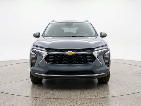 Used 2025 Chevrolet Trax LT w/ LT Convenience Package FWD image 2