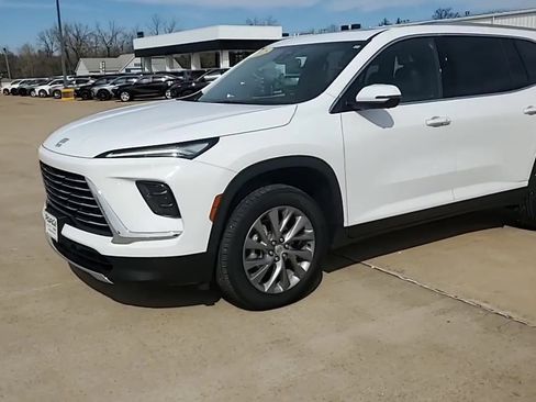 Used 2025 Buick Enclave Preferred w/ Power Package image 4