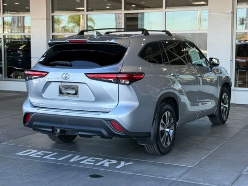 Used 2022 Toyota Highlander XLE image 12