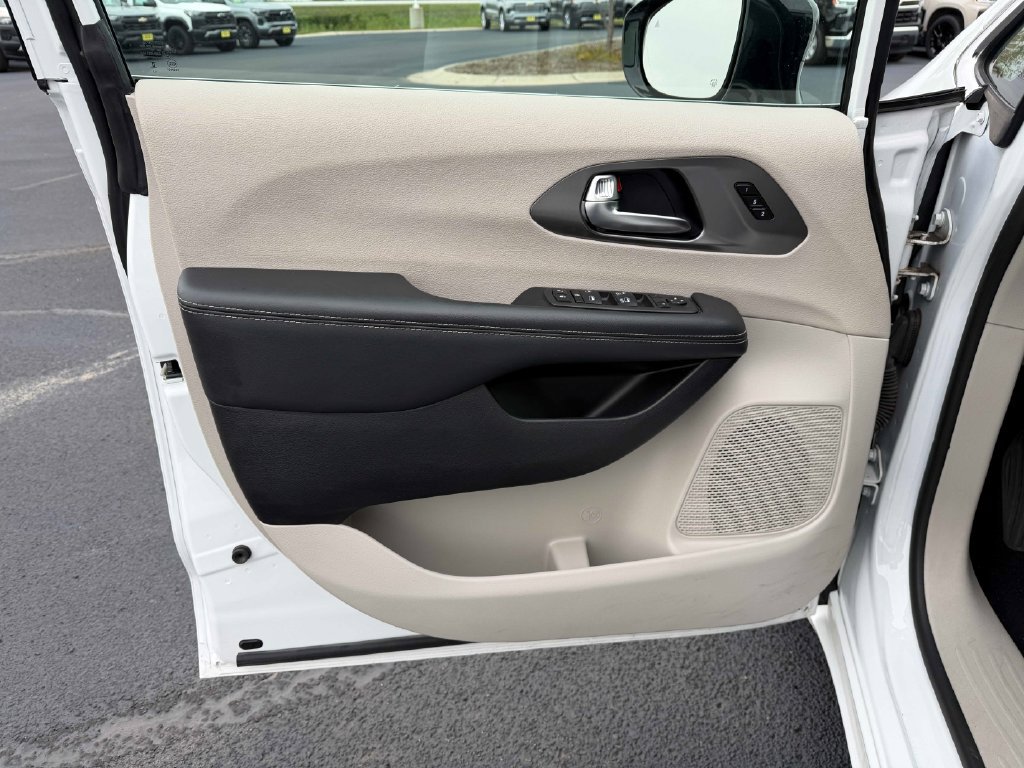 Used 2024 Chrysler Pacifica Touring-L FWD image 26